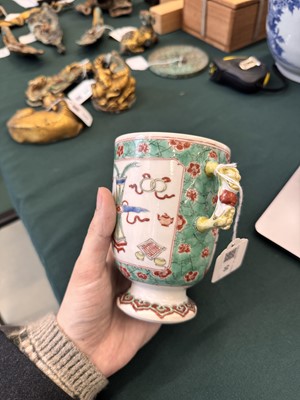 Lot 50 - A Chinese famille-verte twin-handled 'hundred antiques' pot and cover, Qing Dynasty, Kangxi period