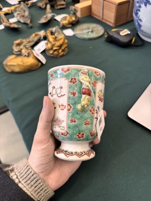 Lot 50 - A Chinese famille-verte twin-handled 'hundred antiques' pot and cover, Qing Dynasty, Kangxi period