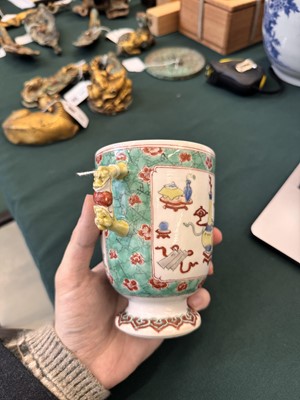 Lot 50 - A Chinese famille-verte twin-handled 'hundred antiques' pot and cover, Qing Dynasty, Kangxi period