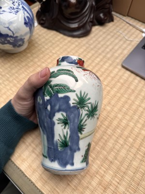 Lot 1 - A Chinese wucai 'official' vase, Qing dynasty, Shunzhi period