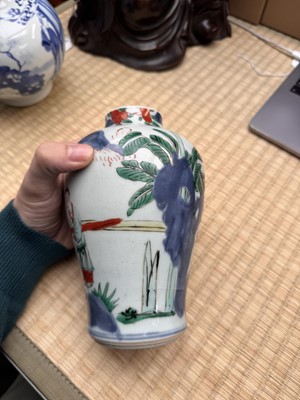 Lot 1 - A Chinese wucai 'official' vase, Qing dynasty, Shunzhi period