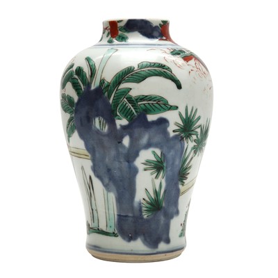 Lot 1 - A Chinese wucai 'official' vase, Qing dynasty, Shunzhi period