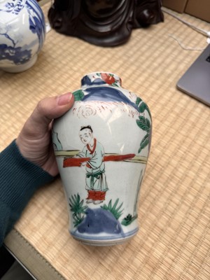 Lot 1 - A Chinese wucai 'official' vase, Qing dynasty, Shunzhi period