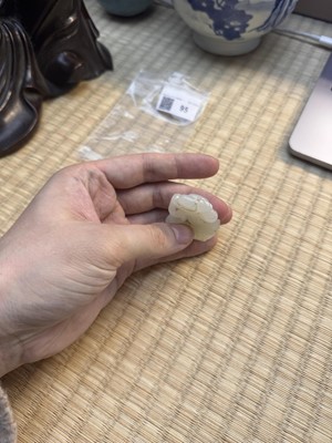 Lot 95 - A Chinese jade 'monkeys' carving, Qing dynasty