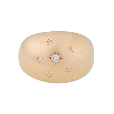 Lot 379 - A diamond bombé ring