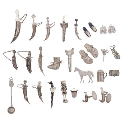 Lot 666 - A mixed group of silver