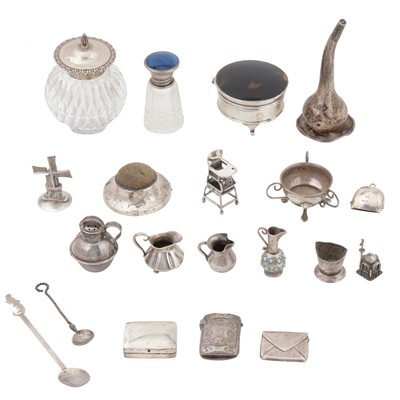 Lot 672 - A mixed group of silver