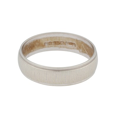 Lot 389 - A band ring