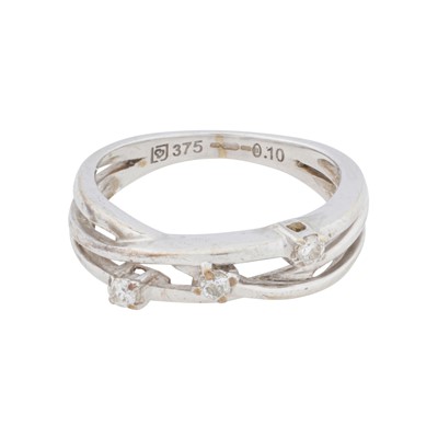 Lot 379 - A diamond three stone ring