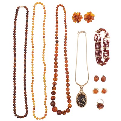 Lot 219 - A collection of amber jewellery