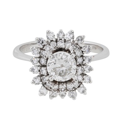 Lot 308 - A diamond cluster ring