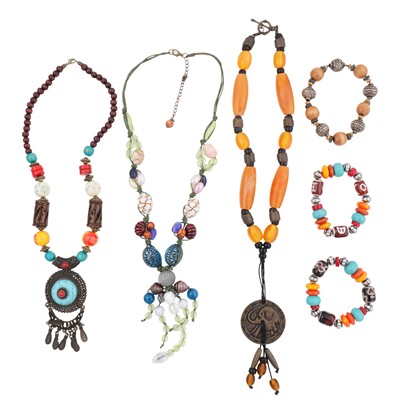 Lot 101 - A collection of costume jewellery