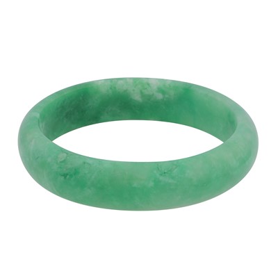 Lot 321 - A jadeite bangle