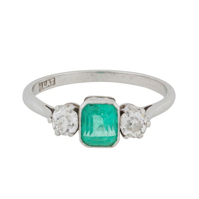 Lot 117 - An emerald and diamond three stone ring
