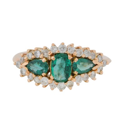 Lot 99 - An emerald and diamond ring