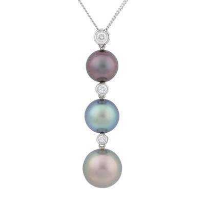 Lot 137 - A pearl and diamond pendant necklace