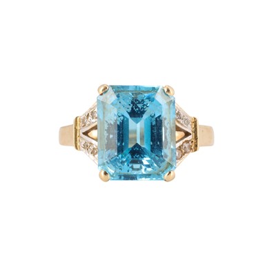 Lot 23 - A topaz and diamond ring