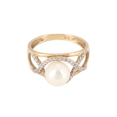 Lot 353 - A pearl and diamond ring