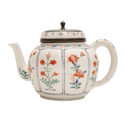 Lot 826 - A Japanese Kakiemon-style teapot, Edo period, late 17th century