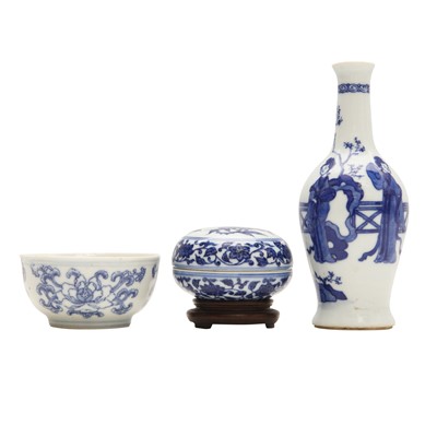 Lot 602 - A group of three Chinese blue and white ceramics, 20th century