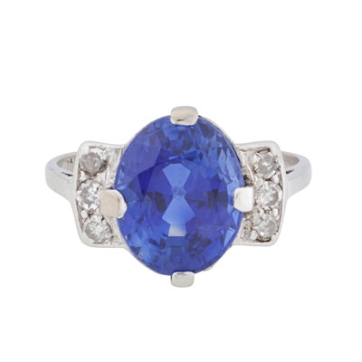Lot 19 - Possibly Hamilton & Co Ι A sapphire and diamond ring, circa 1930