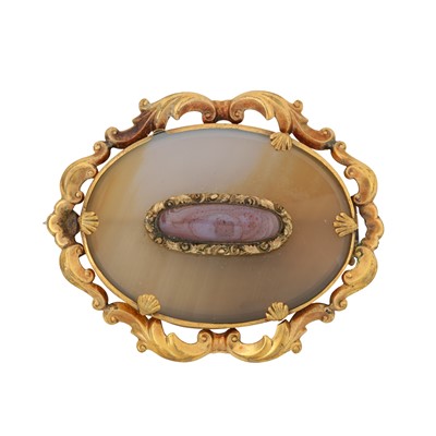 Lot 91 - An chalcedony brooch