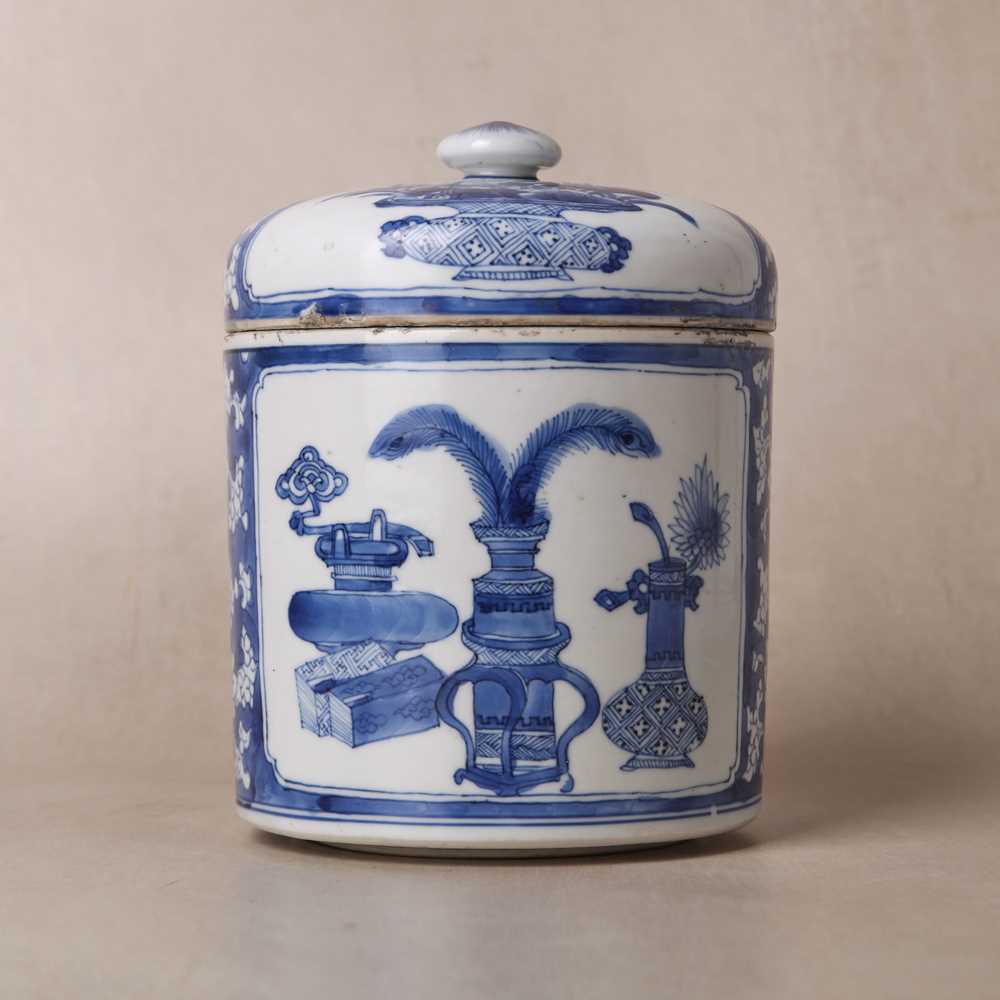 Lot 11 - A Chinese blue and white 'hundred antiques' jar and cover, Qing dynasty, Kangxi period