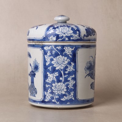 Lot 11 - A Chinese blue and white 'hundred antiques' jar and cover, Qing dynasty, Kangxi period
