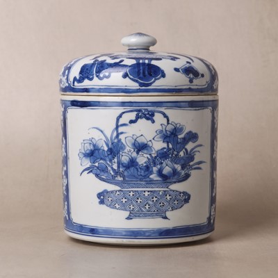 Lot 11 - A Chinese blue and white 'hundred antiques' jar and cover, Qing dynasty, Kangxi period