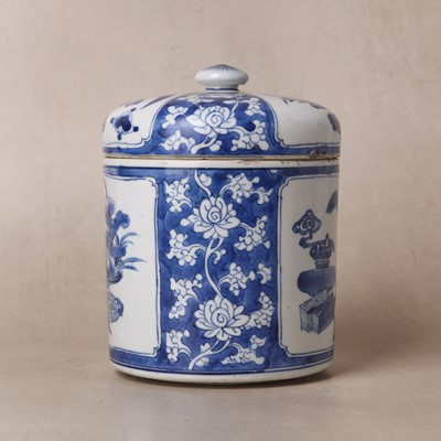 Lot 11 - A Chinese blue and white 'hundred antiques' jar and cover, Qing dynasty, Kangxi period