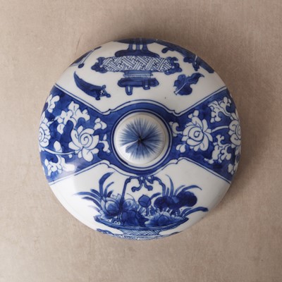 Lot 11 - A Chinese blue and white 'hundred antiques' jar and cover, Qing dynasty, Kangxi period