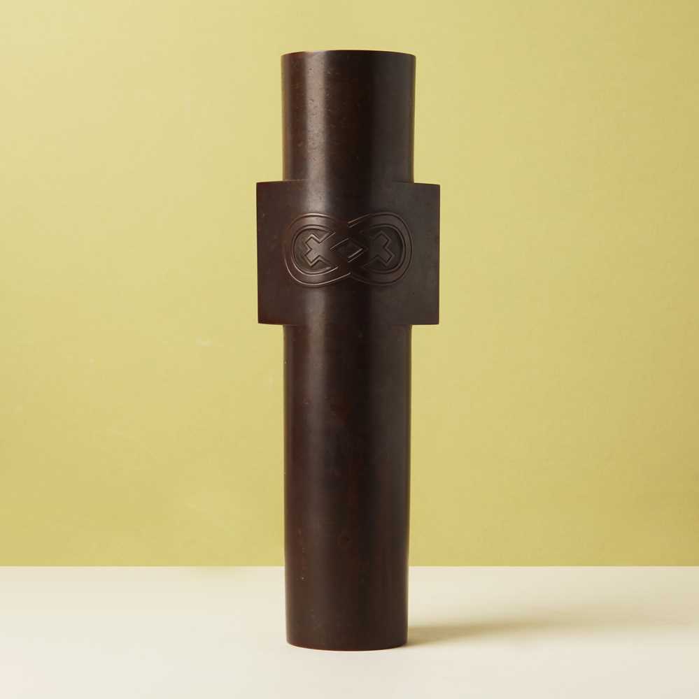 Lot 36 - A Japanese bronze vase by Aida Tomiyasu (1901-1987), Showa era