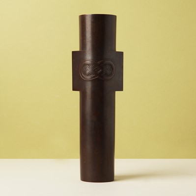 Lot 806 - A Japanese bronze vase by Aida Tomiyasu (1901-1987), Showa era