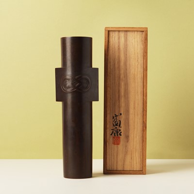 Lot 36 - A Japanese bronze vase by Aida Tomiyasu (1901-1987), Showa era