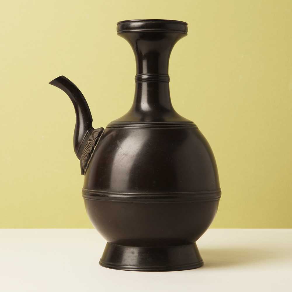 Lot 34 - A fine Japanese bronze ewer, Edo period