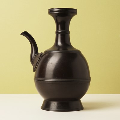 Lot 803 - A fine Japanese bronze ewer, Edo period
