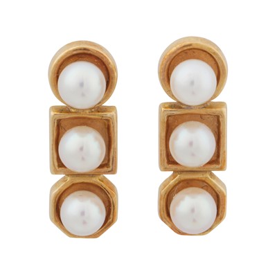 Lot 189 - A pair of pearl earrings