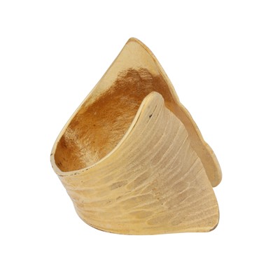 Lot 63 - A gingko ring