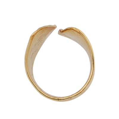 Lot 63 - A gingko ring
