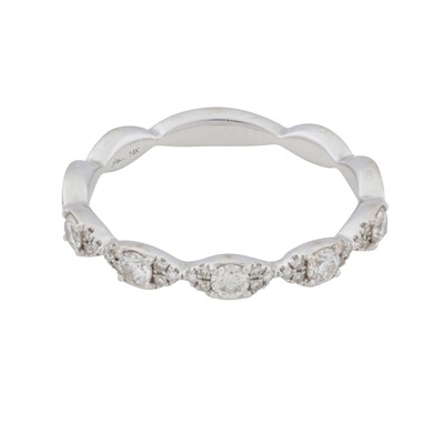 Lot 402 - A diamond band