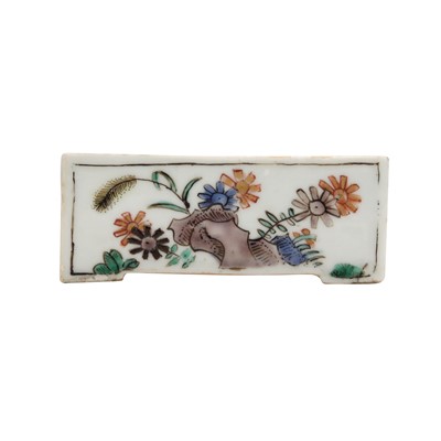 Lot 202 - A Chinese famille-verte 'floral' box, Qing dynasty, Kangxi period