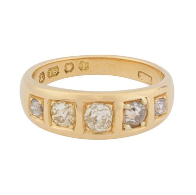 Lot 365 - A diamond five stone ring