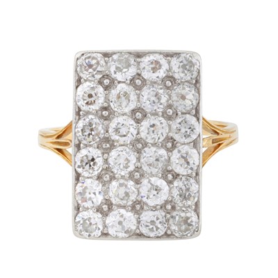 Lot 229 - A diamond dress ring