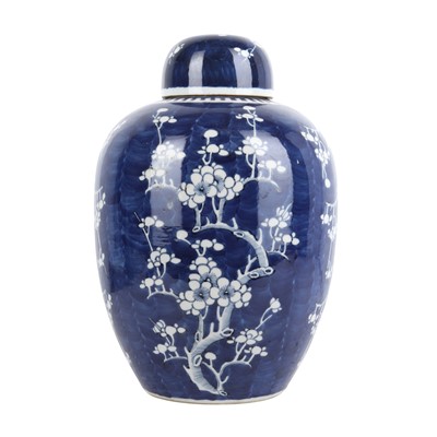 Lot 256 - A large Chinese blue and white 'prunus' jar and cover, Qing dynasty, 18th/19th century