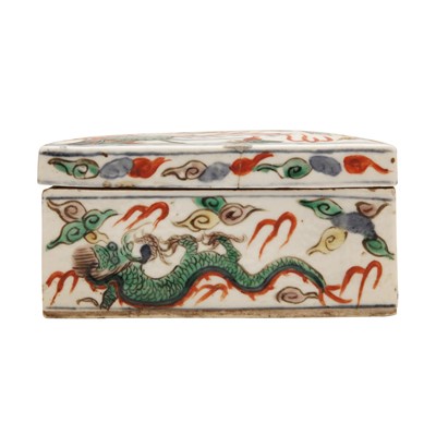 Lot 245 - A Chinese wucai 'dragon and phoenix' box and cover, Qing dynasty, Kangxi period