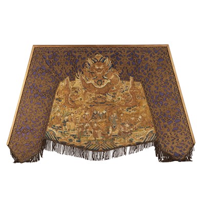 Lot 389 - A Chinese embroidered silk 'dragon' panel, Qing dynasty, 19th century