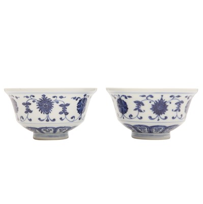 Lot 322 - A pair of Chinese blue and white bowls, Qing dynasty, 19th century