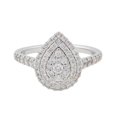 Lot 255 - A diamond cluster ring
