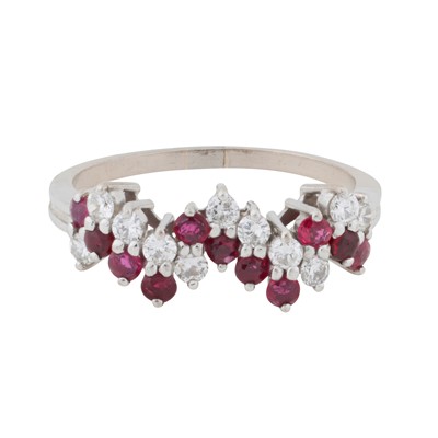Lot 177 - A ruby and diamond ring