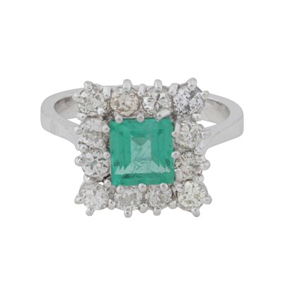 Lot 125 - An emerald and diamond halo ring